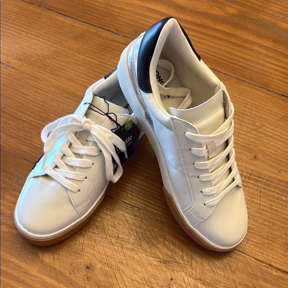🌟NWT🌟 Sonoma White and Black Sneakers Timeless Style